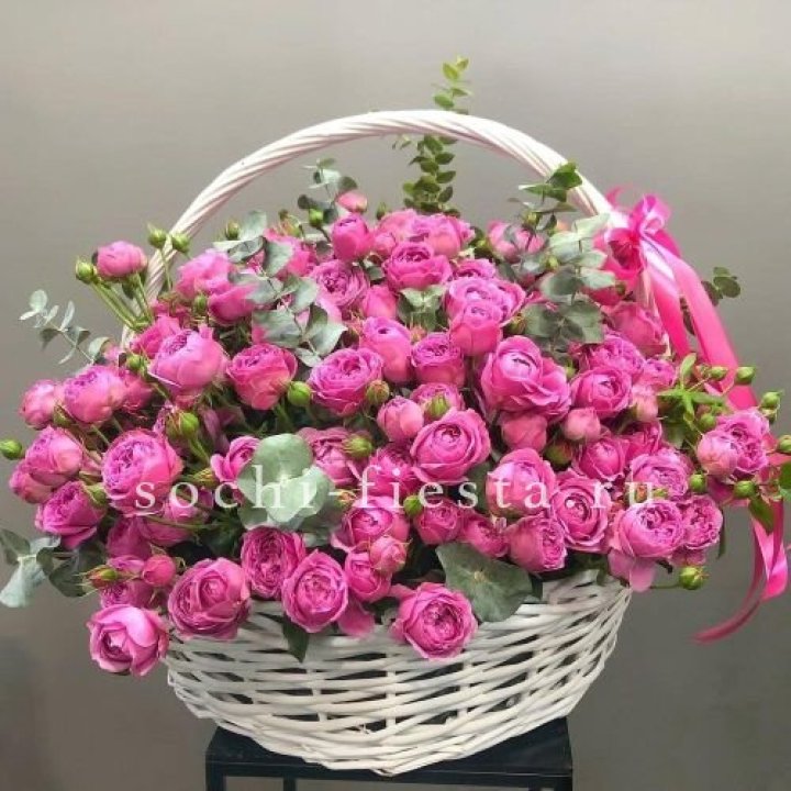 65 пионовидных кустовых роз в корзине в Улан-Удэ