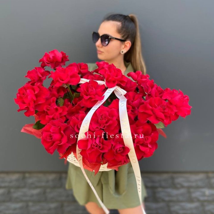 Красные французские розы в корзине в Улан-Удэ