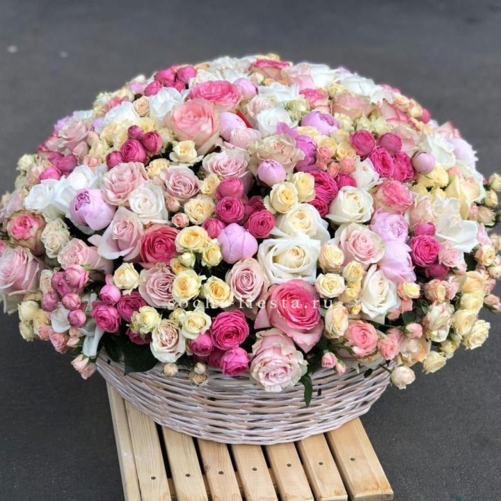 Цветочная корзина из пионов и пионовидных роз "Юниверсити" в Улан-Удэ