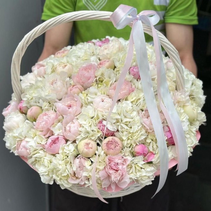 Премиум корзина гортензий и пионов в Улан-Удэ