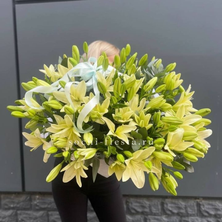 Лилии в корзине в Улан-Удэ