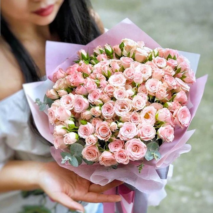 Кустовые розы с эвкалиптом в Улан-Удэ