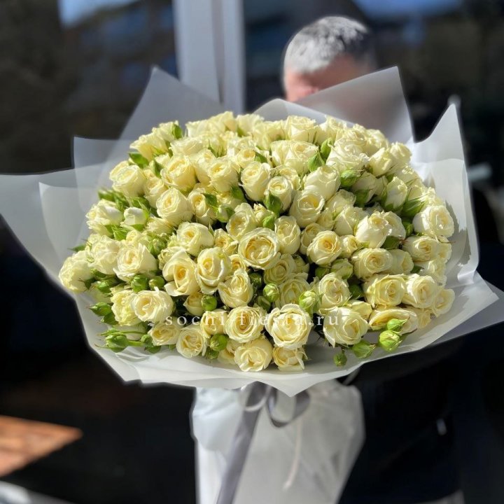 Белые кустовые розы 31 шт в Улан-Удэ