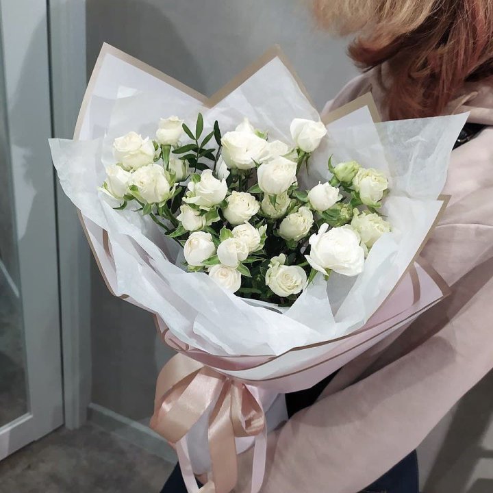 Белоснежные кустовые розы в Улан-Удэ