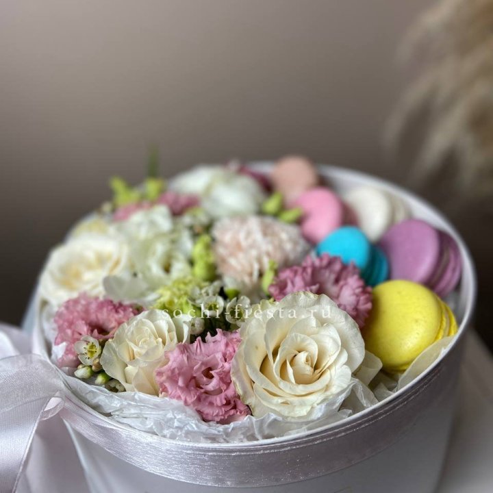 Цветы в цилиндре с макаронс "Прованс" в Улан-Удэ