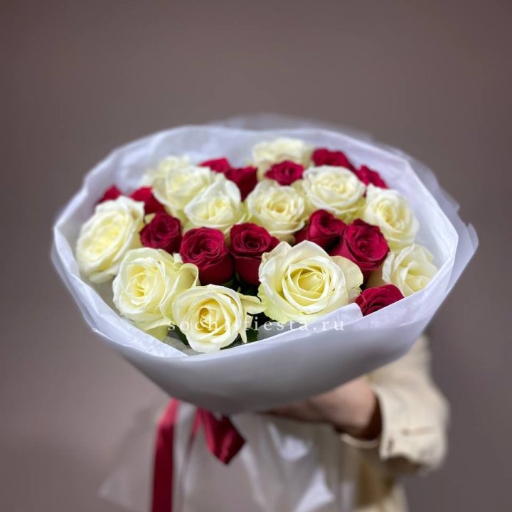 Букет их красных и белых 25 роз в Улан-Удэ