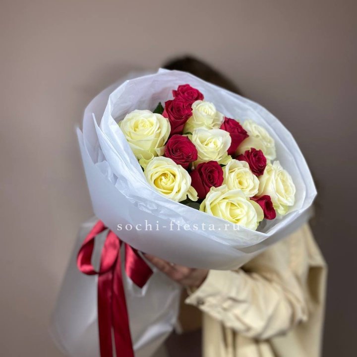 Букет из красных белых 15 роз в Улан-Удэ