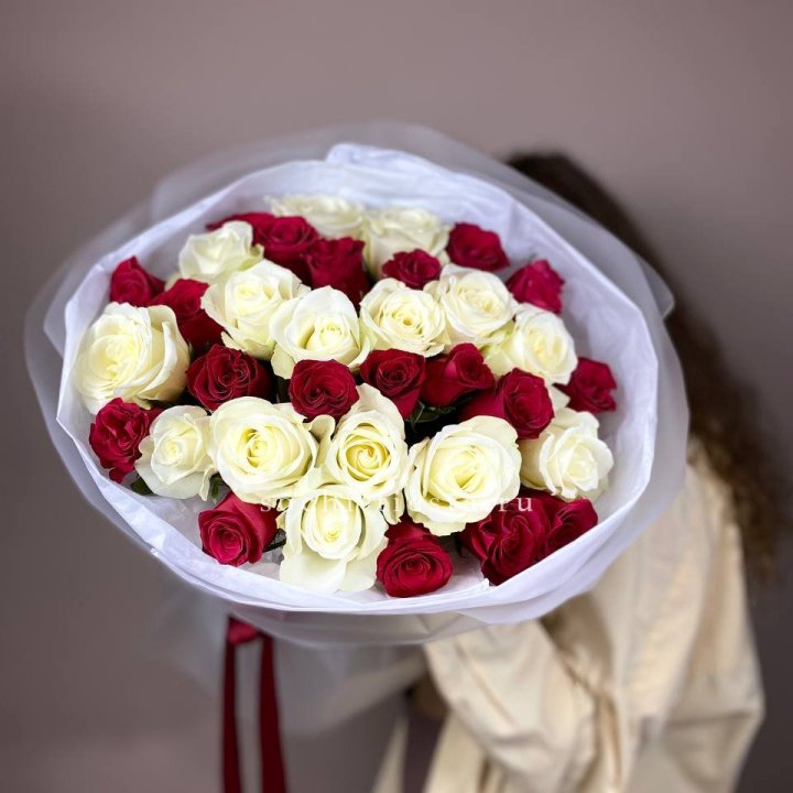 Букет из красных белых 35 роз в Улан-Удэ