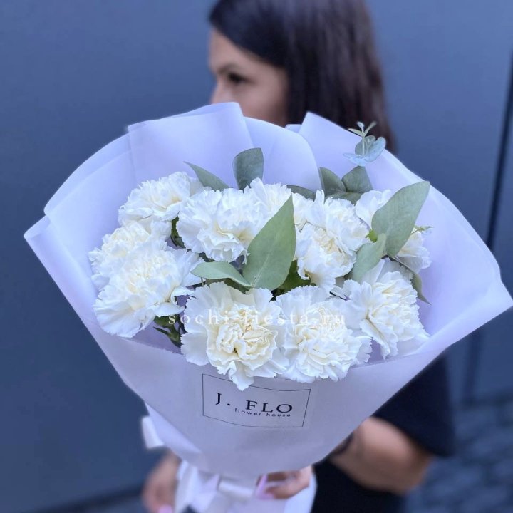 Букет белых диантусов с эвкалиптом в Улан-Удэ