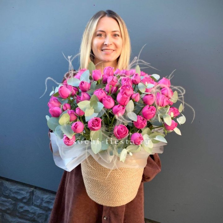 Пионовидные розы  в джутовом кашпо  в Улан-Удэ