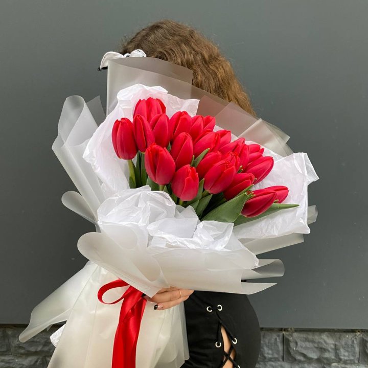  25 красных воздушных тюльпанов в Улан-Удэ