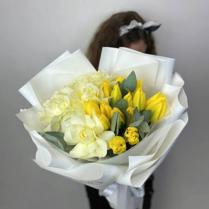 Дуо жёлтые тюльпаны и розы в Улан-Удэ