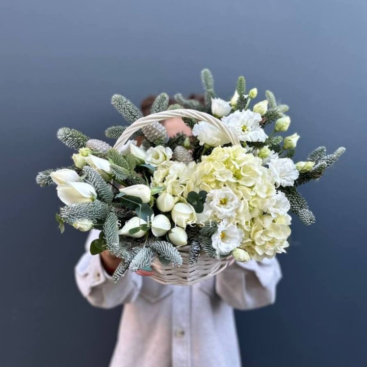 Новогодняя корзина с цветами в Улан-Удэ