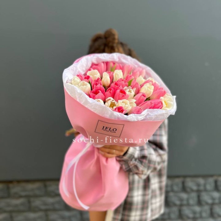 51 бело-розовый тюльпан в Улан-Удэ