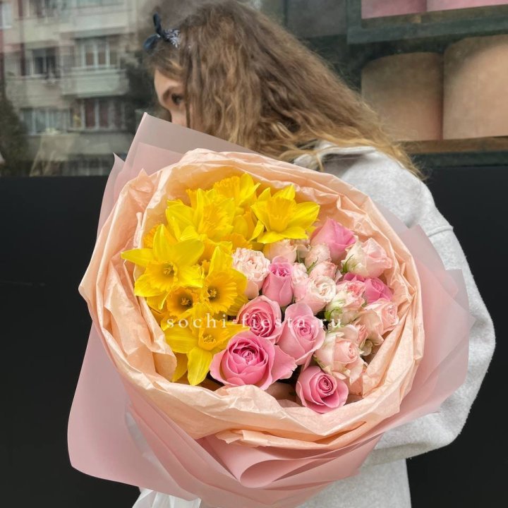 Букет роз и нарциссов в Улан-Удэ