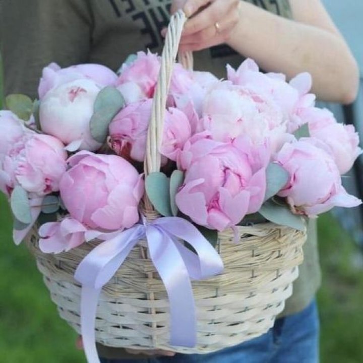 15 пионов в корзине в Улан-Удэ