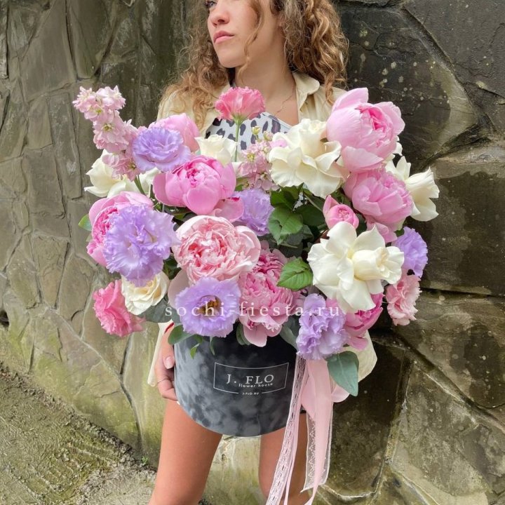 Дизайнерский цилиндр с пионами в Улан-Удэ