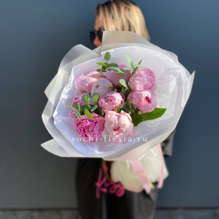 9 пионов с эвкалиптом в Улан-Удэ