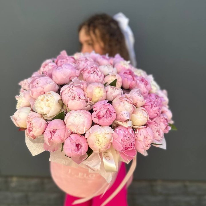 51 нежных пионов  в цилиндре в Улан-Удэ