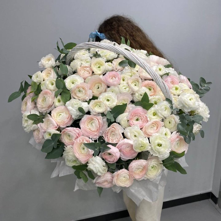 Ранункулюсы в корзине в Улан-Удэ