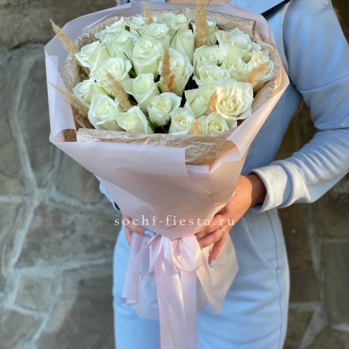 25 белых роз с сухоцветами в Улан-Удэ