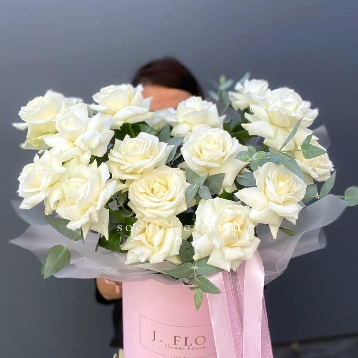 17 Французских белых роз в боксе в Улан-Удэ