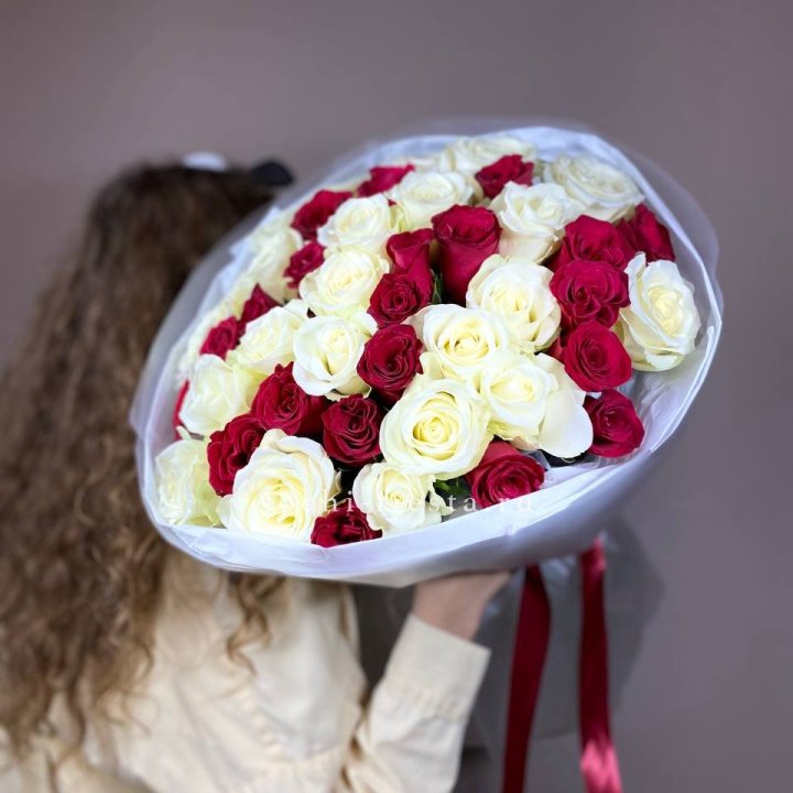 Букет из красных белых 45 роз в Улан-Удэ