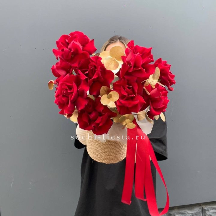 Красные французские розы в джутовом кашпо в Улан-Удэ