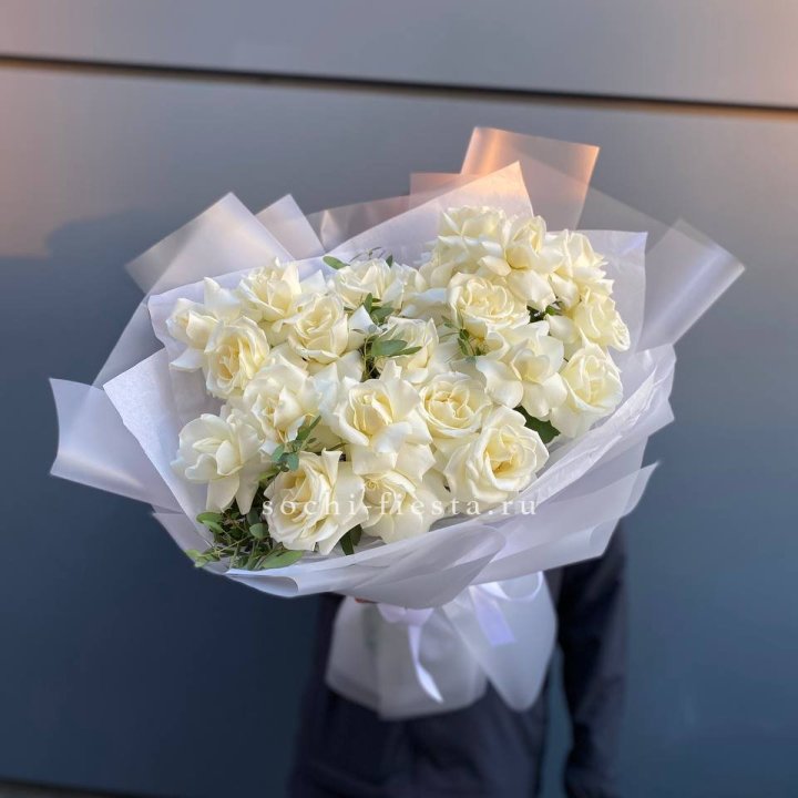 Пышный букет из белых роз в Улан-Удэ