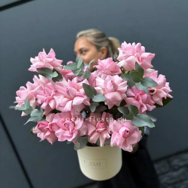 17 Розовых французских роз в боксе в Улан-Удэ