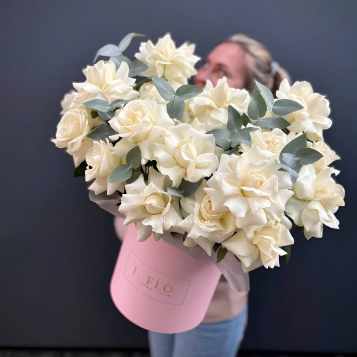 25 Французских белых роз в боксе в Улан-Удэ