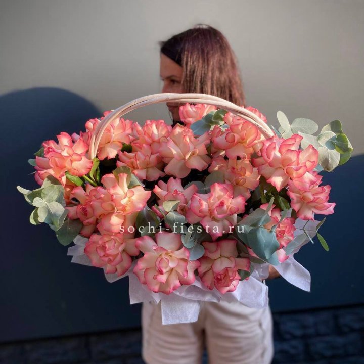 25 Французских роз Джумилия в корзине в Улан-Удэ