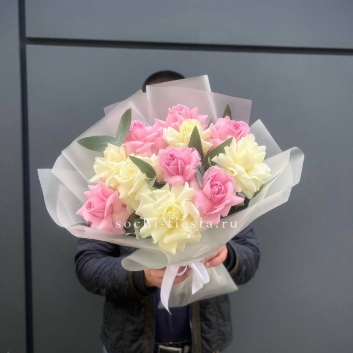 11 бело-розовых роз в Улан-Удэ