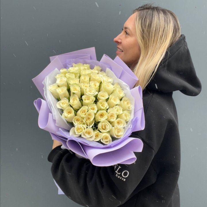 51 белая кенийская роза в оформлении в Улан-Удэ