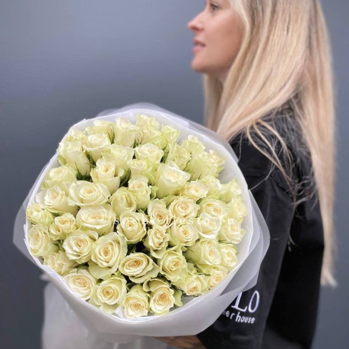 Воздушный букет из 51 белой кенийской розы в Улан-Удэ