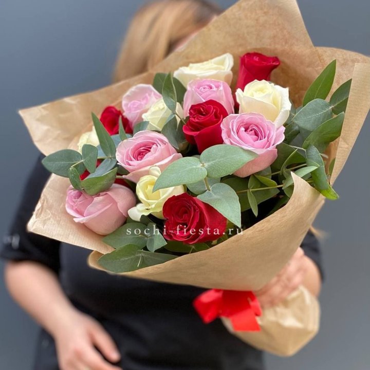 Букет из 15 роз с эвкалиптом в Улан-Удэ