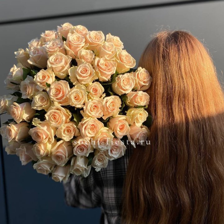 Охапка кремовых роз в Улан-Удэ