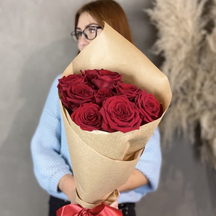 9 красных роз в крафте в Улан-Удэ