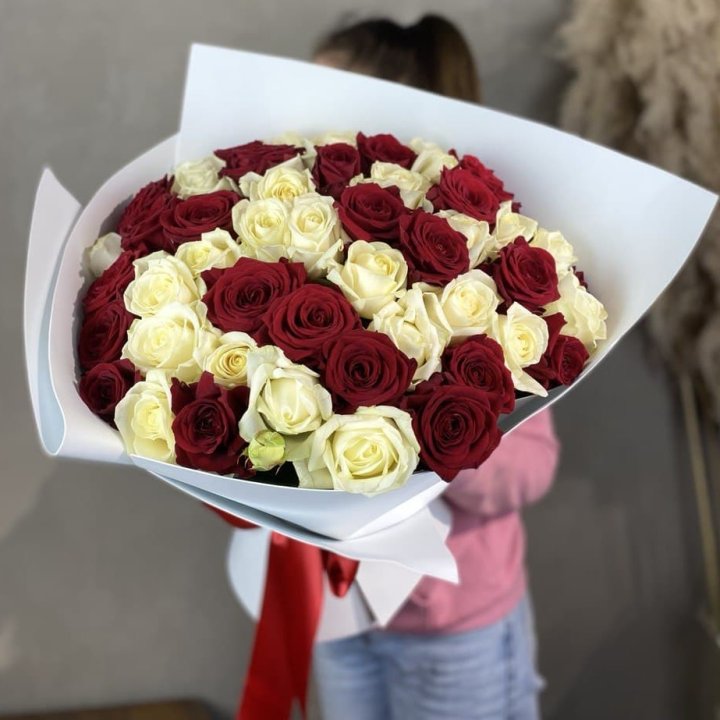 51 красная и белая роза в Улан-Удэ
