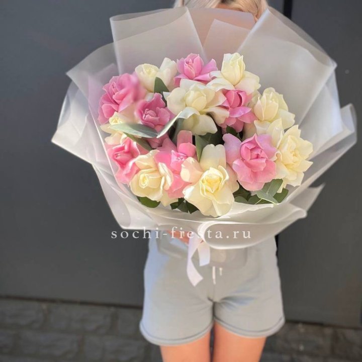15 бело-розовых роз в Улан-Удэ
