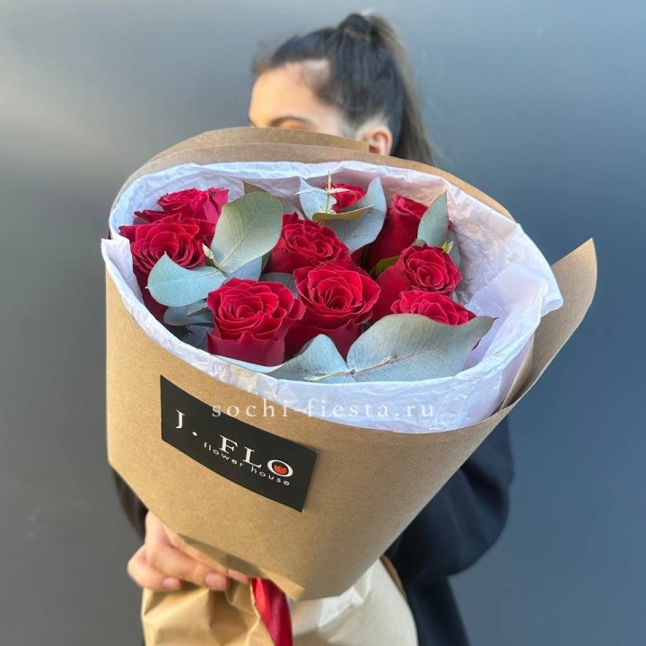 9 роз с эвкалиптом в Улан-Удэ