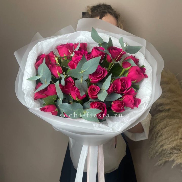 25 малиновых роз с эвкалиптом в Улан-Удэ