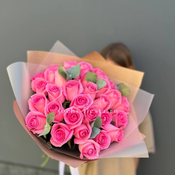 31 розовая роза с эвкалиптом в Улан-Удэ