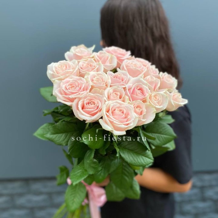 Высокие розовые розы в Улан-Удэ