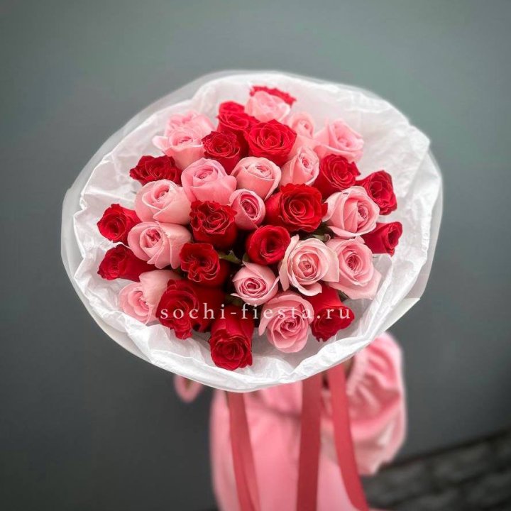 Букет красных и розовых 35 роз в Улан-Удэ