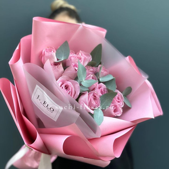 15 Розовых роз с эвкалиптом в Улан-Удэ