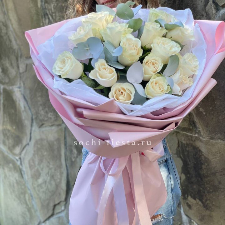 Белые розы в авторском оформлении в Улан-Удэ