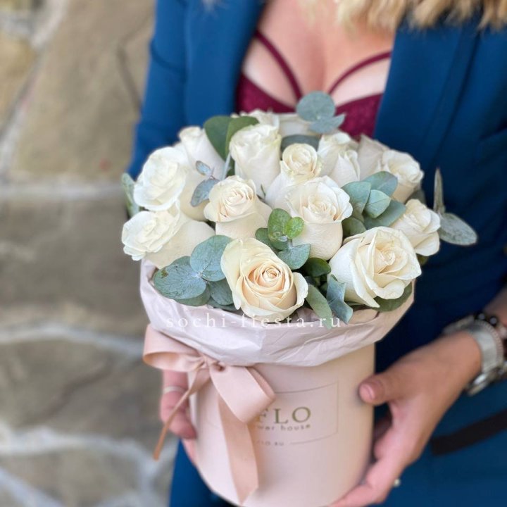 Цилиндр из белых роз в Улан-Удэ