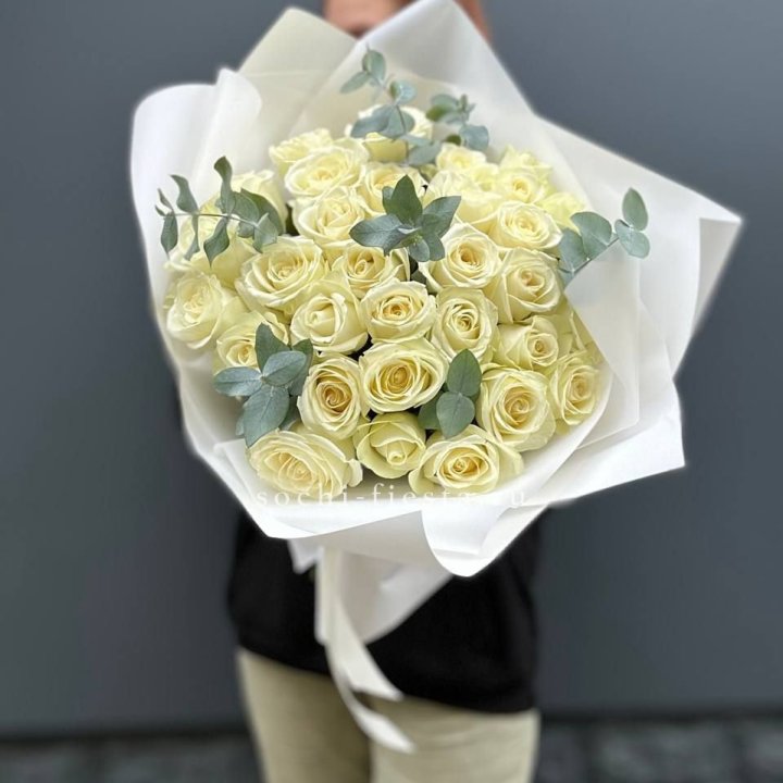 31 белая роза с эвкалиптом в Улан-Удэ