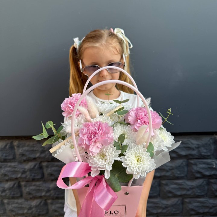 Сумочка из стойких хризантем и диантуса в Улан-Удэ